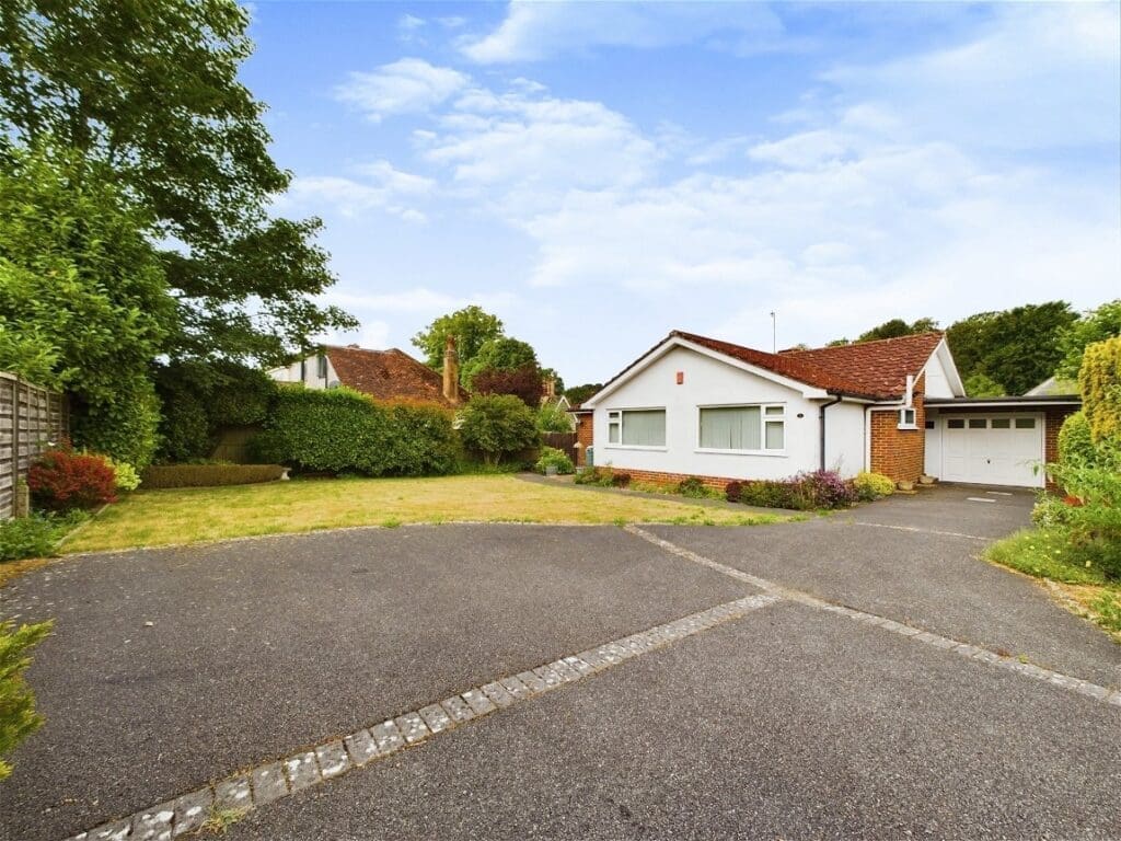 Holmcroft Gardens, Findon Village, Worthing BN14 0UD