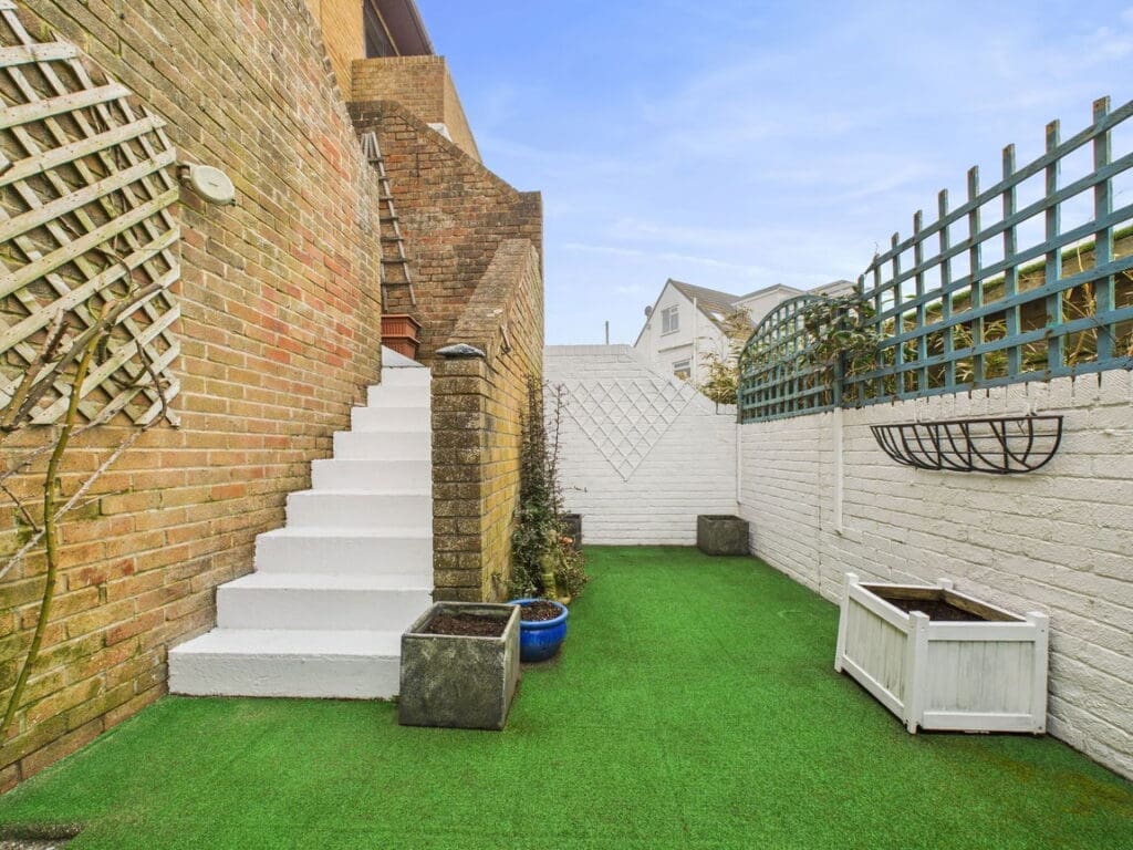 Brighton Road, Lancing, BN15 8ET