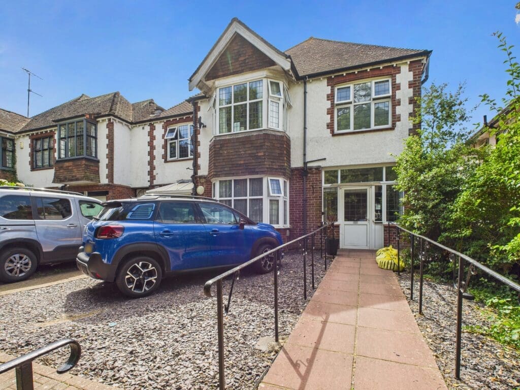 83 Grand Avenue, Worthing, West Sussex, BN11 5BD